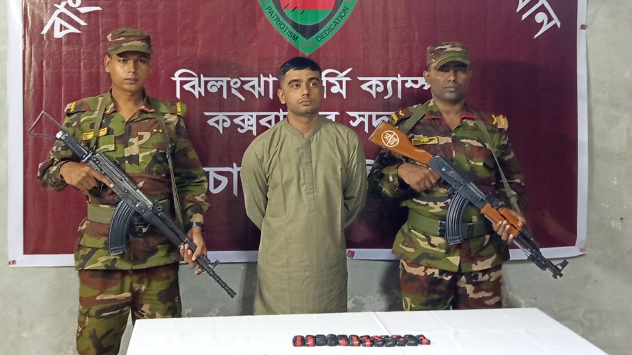 অভিনব কায়দায় ইয়াবা পাচার, সেনার হাতে আটক রোহিঙ্গা যুবক