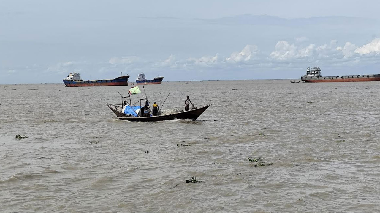 মেঘনায় বজ্রপাতে প্রাণ গেল জেলের, আহত দুই শিশু
