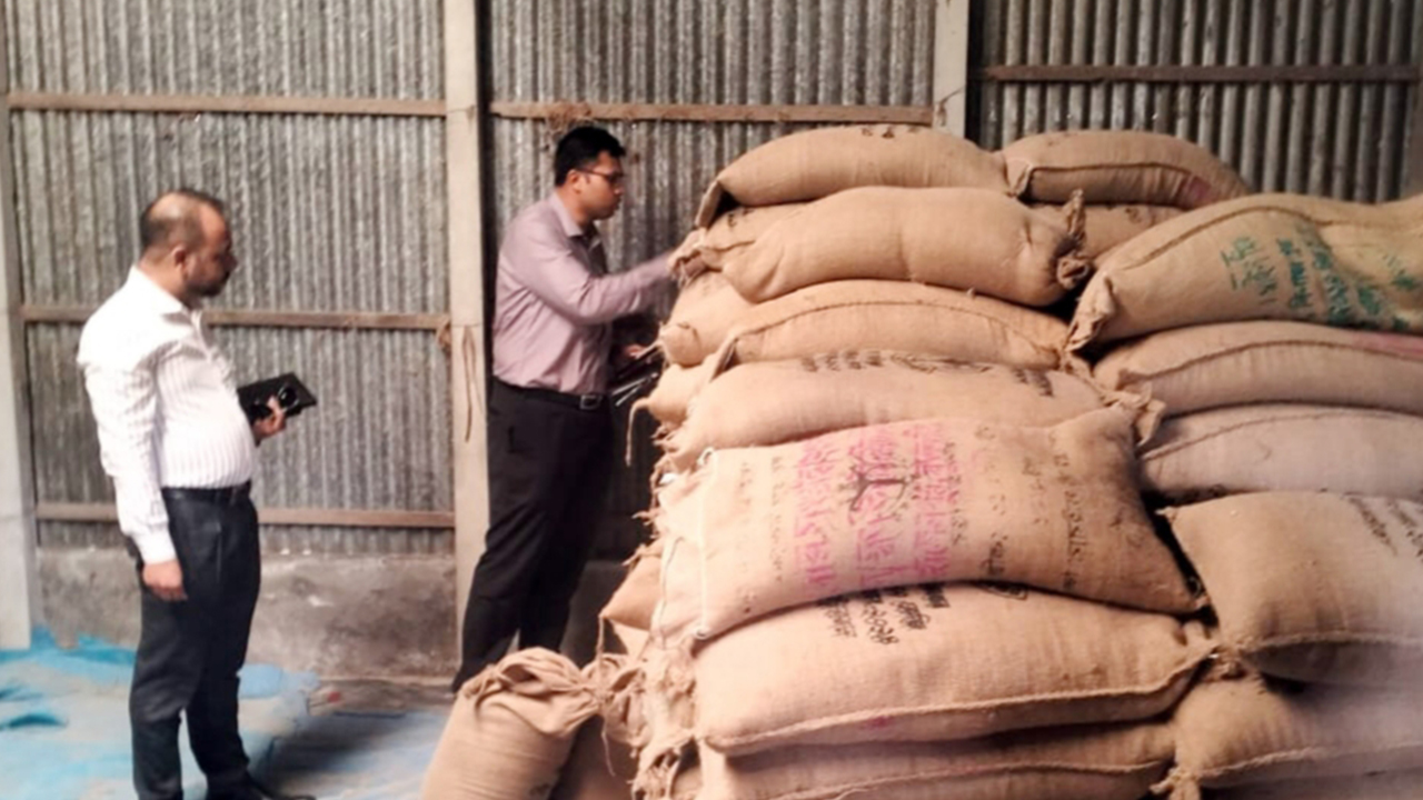 সাবেক বিএনপি নেতার গুদাম থেকে সাড়ে ৩ টন সরকারি চাল জব্দ