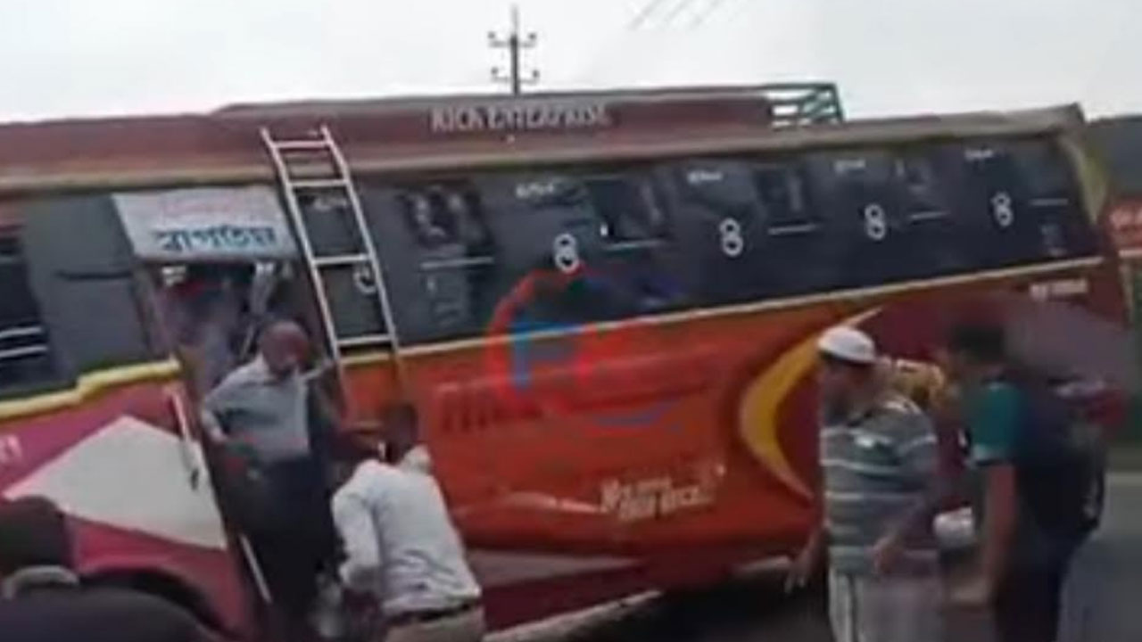 ফরিদপুরে দুই বাসের মুখোমুখি সংঘর্ষে নিহত ৩