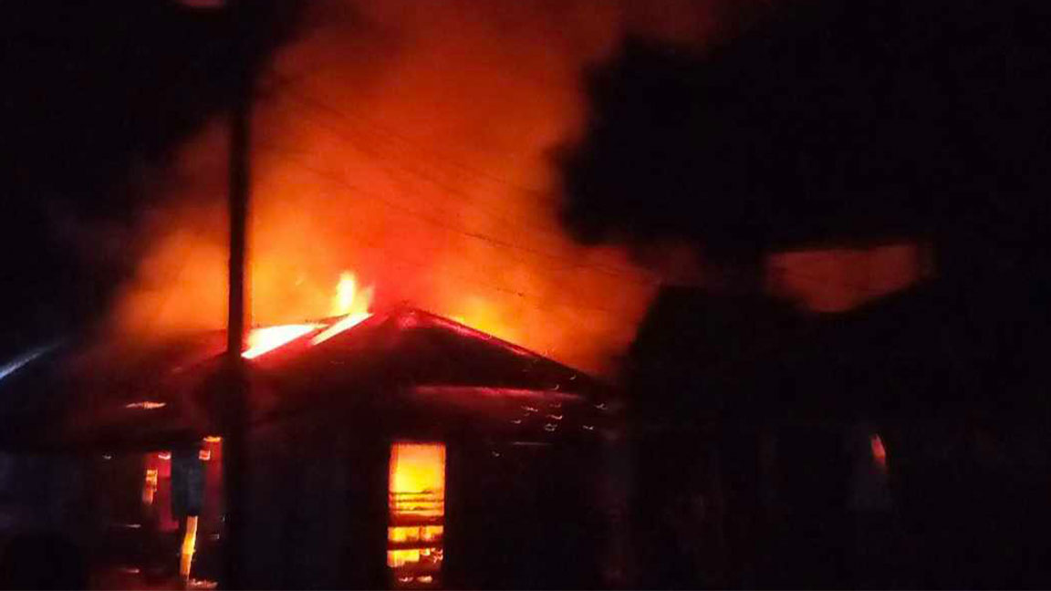 রংপুরে শর্টসার্কিটে অগ্নিকাণ্ডে ৬ দোকান পুড়ে ছাই