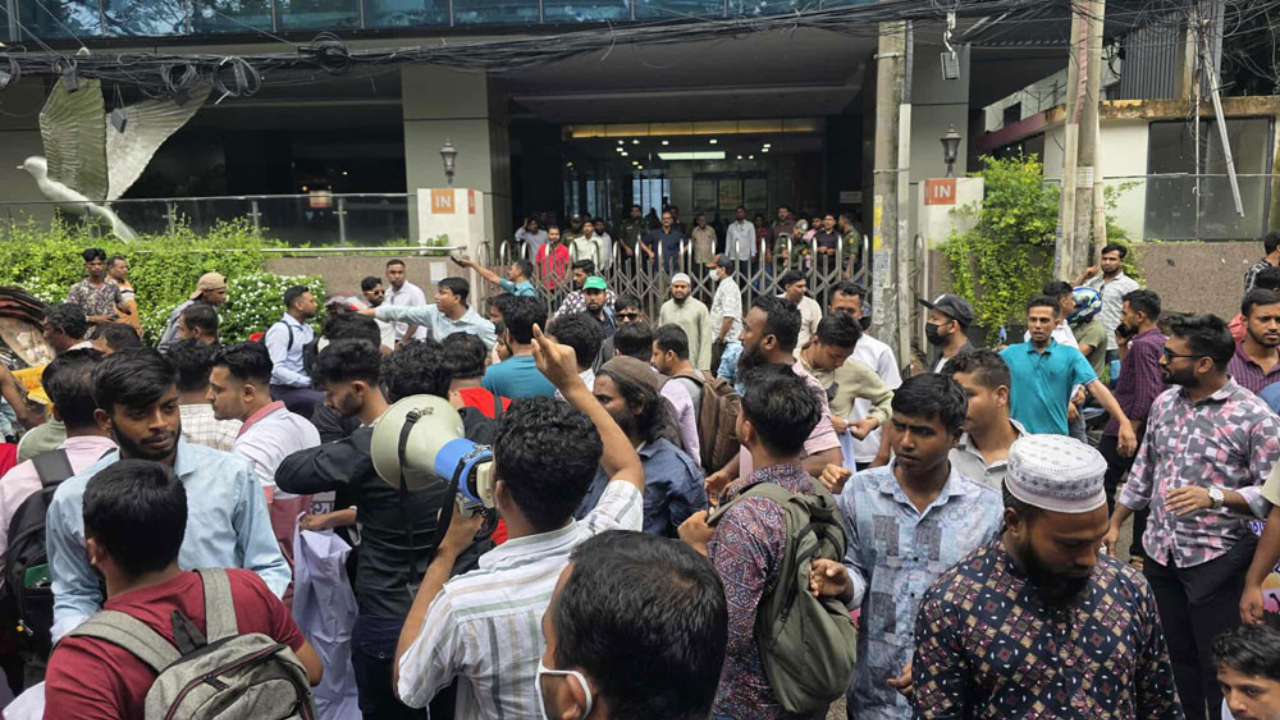 তিন দফা দাবিতে প্রবাসী কল্যাণ ভবন অবরোধ কোরিয়া গমনেচ্ছুদের