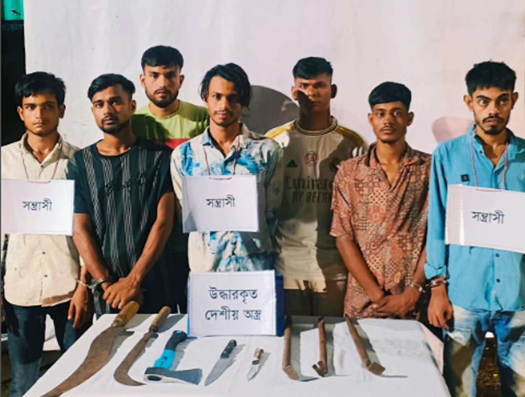 চাঁদপুরে যৌথ অভিযানে অস্ত্রসহ কিশোর গ্যাংয়ের ৬ সদস্য আটক