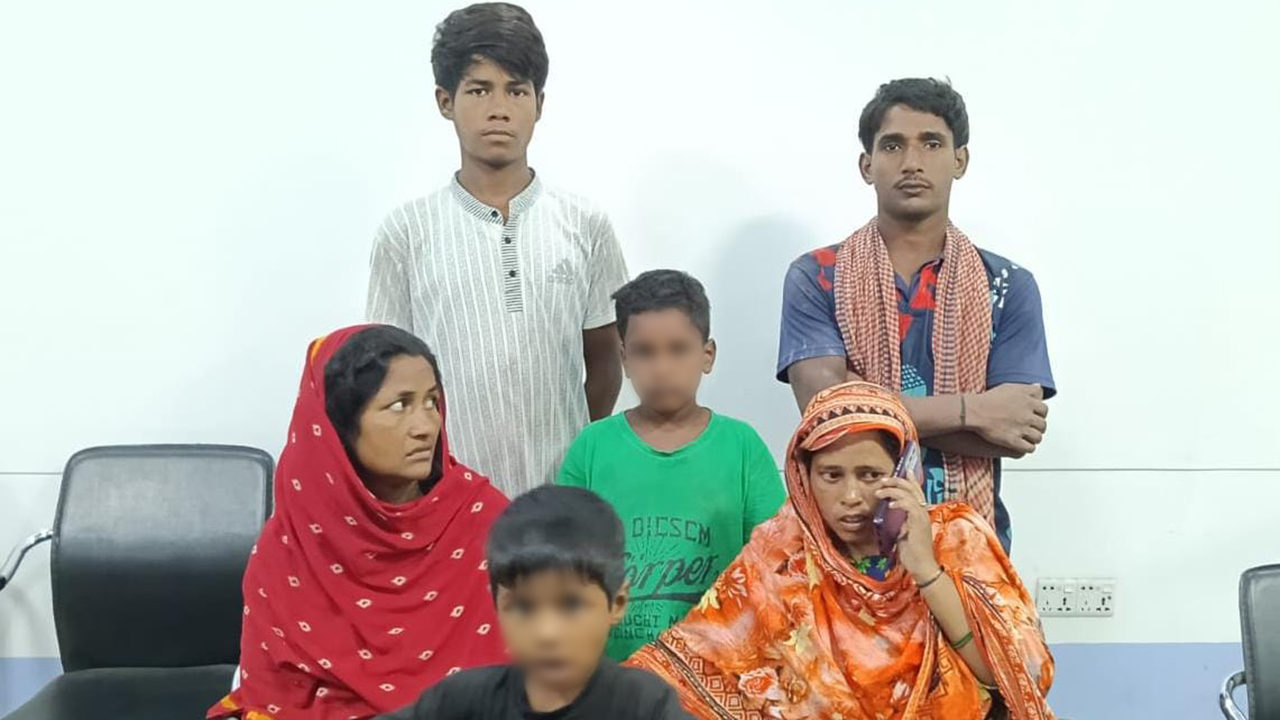 চাঁপাইনবাবগঞ্জে ৬ ভারতীয় নাগরিক আটক