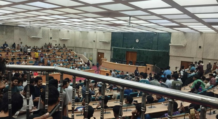 ডাকসু নির্বাচনের ফল ঘোষণার অপেক্ষা: সিনেট হলে উপচেপড়া ভিড়, স্লোগান