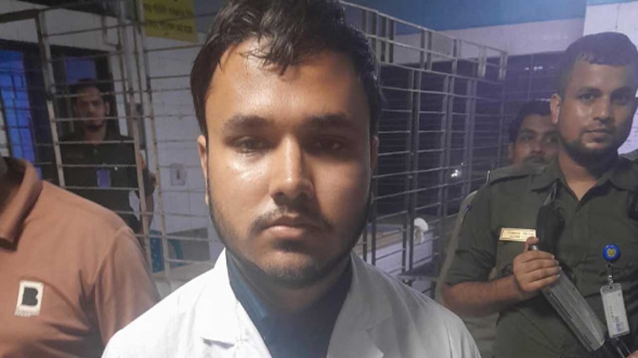 ঢামেকে ভুয়া চিকিৎসক সেজে প্রতারণা, দুই যুবক আটক