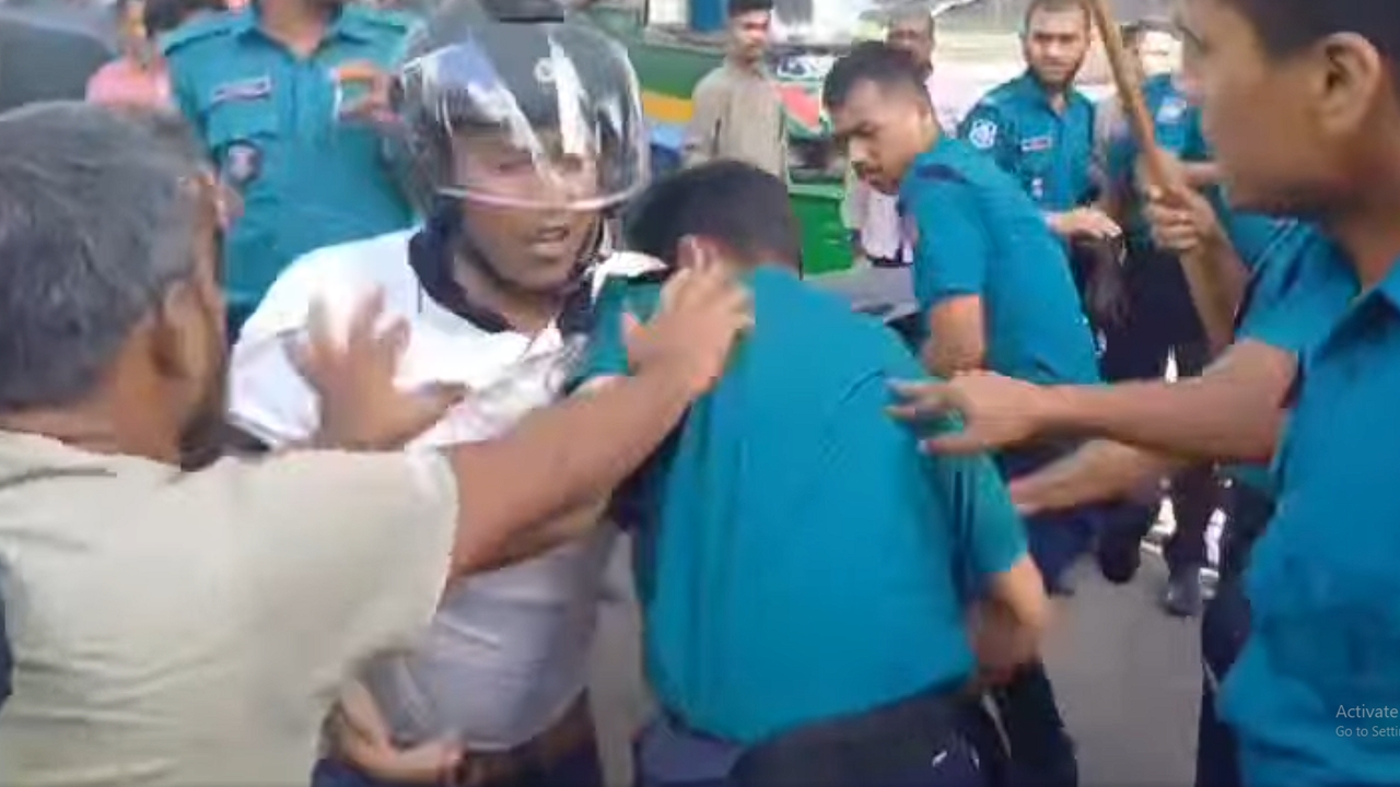 জাতীয় প্রেসক্লাবে পুলিশের মারধরে সাংবাদিক ও ইউটিউবার আহত