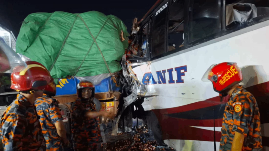 ঢাকা-মাওয়া এক্সপ্রেসওয়েতে বাস-ট্রাক সংঘর্ষে নিহত ১, আহত ৩