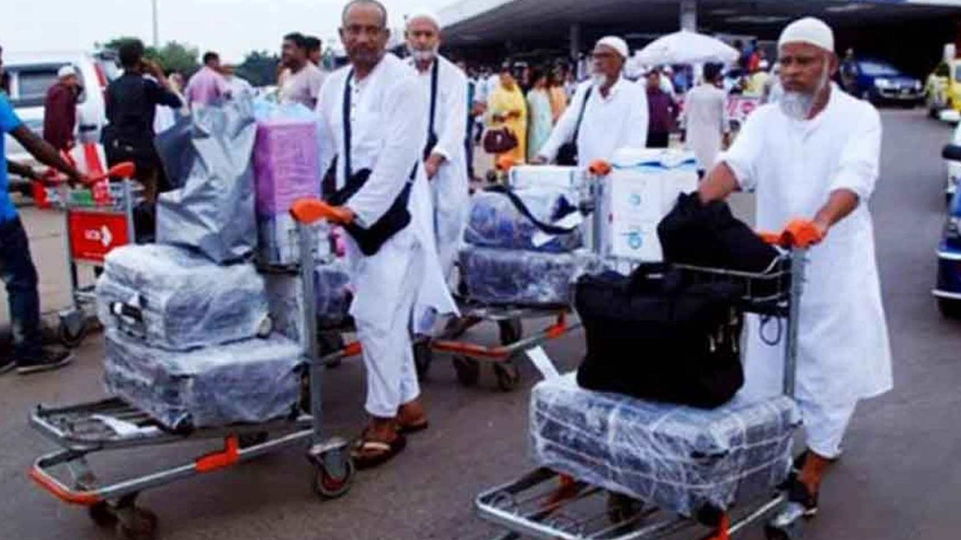 প্রথম ফ্লাইটে দেশে ফিরলেন ৩৬৯ হাজি