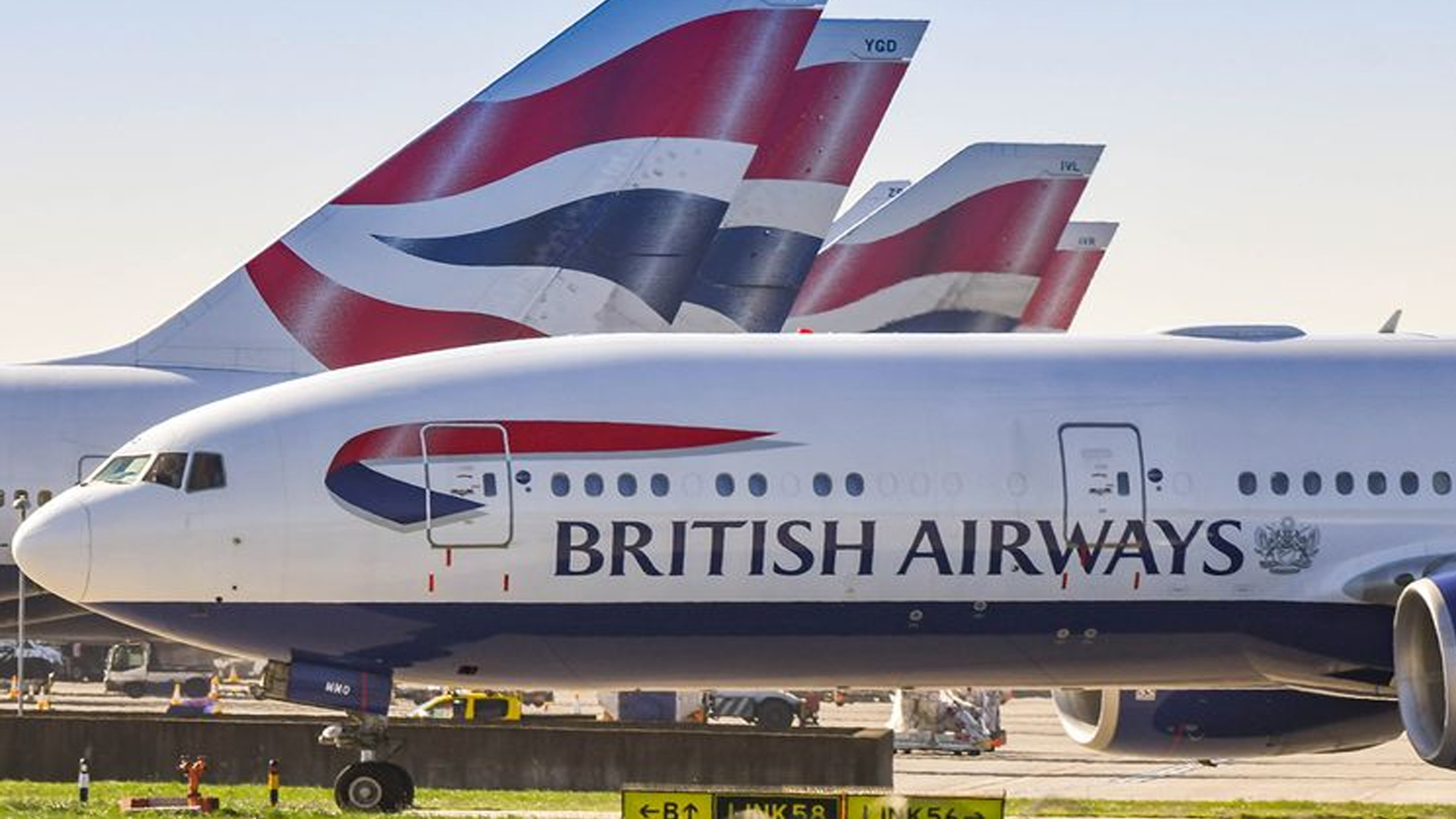 মাঝ আকাশে নগ্ন অবস্থায় ধরা বিমানবালা