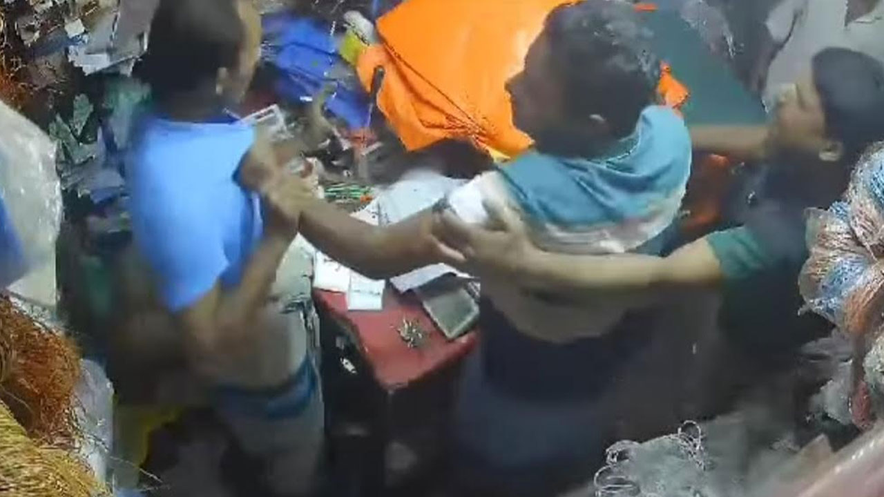 ব্যবসায়ীকে মারতে মারতে তিনি বললেন ‘আমি ওয়ার্ড যুবদলের সভাপতি, জানস?’