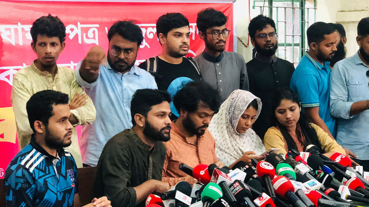 ড. ইউনূসকে প্রধান করে ‘বিপ্লবী তত্ত্বাবধায়ক সরকার’ চায় ইনকিলাব মঞ্চ