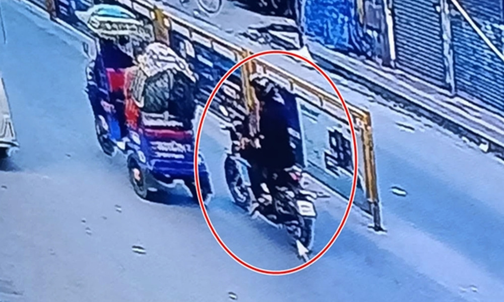 হাদির ওপর হত্যাচেষ্টা: তিন সন্দেহভাজনকে পুলিশের হাতে তুলে দিল র‍্যাব