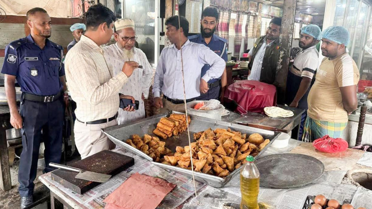 খাবারে পোকামাকড় পাওয়ায় এক হোটেল ব্যবসায়ীকে জরিমানা
