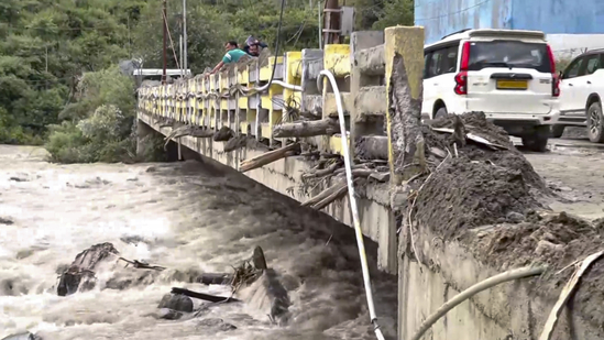 ভারতের হিমাচলে আকস্মিক বন্যায় ১৭ জনের বেশি মানুষের মৃত্যু
