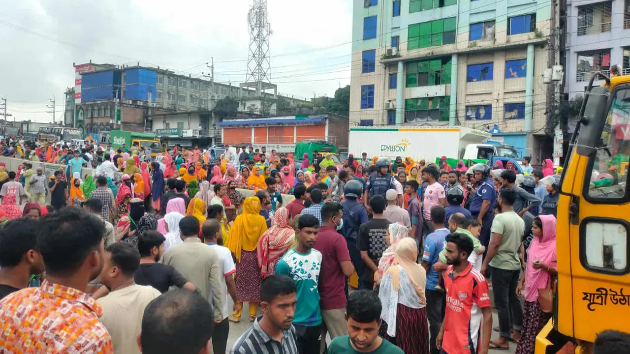 গাজীপুরে শ্রমিকদের বিক্ষোভ, মহাসড়ক অবরোধ