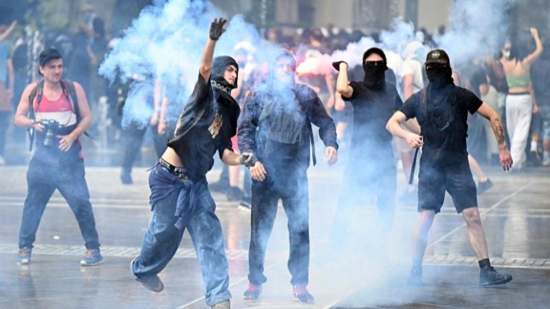 এবার ফ্রান্সে সরকারবিরোধী বিক্ষোভ, পুলিশের সঙ্গে তরুণদের সংঘর্ষ