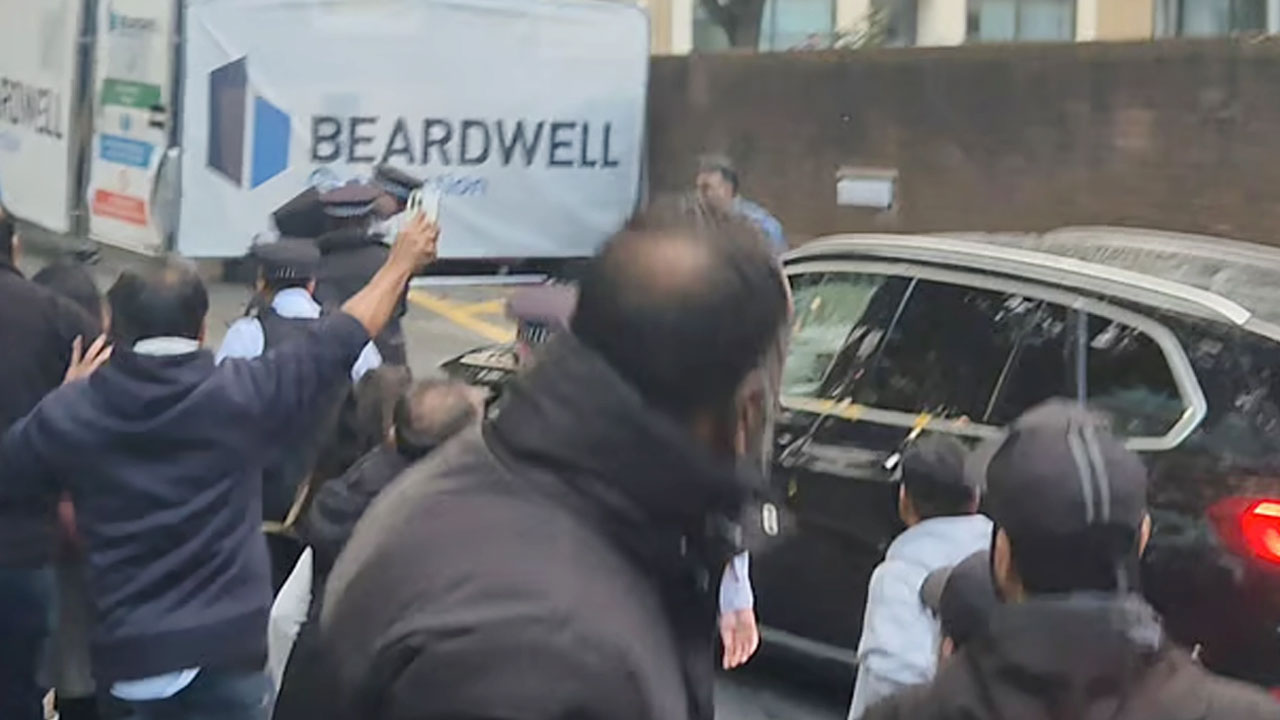 লন্ডনে তথ্য উপদেষ্টা মাহফুজ আলমের ওপর হামলার চেষ্টা