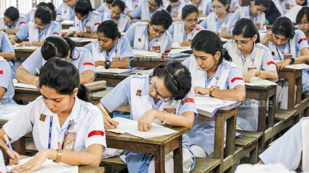 এইচএসসির প্রথম দিনে অনুপস্থিত ১৯ হাজার ৭৫৯ শিক্ষার্থী, বহিষ্কার ৪৩