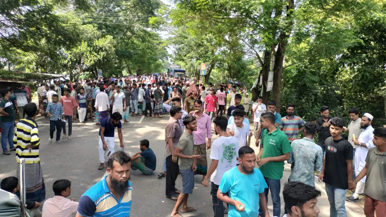 ১১ ঘণ্টা পর ফরিদপুরের মহাসড়কে যান চলাচল স্বাভাবিক