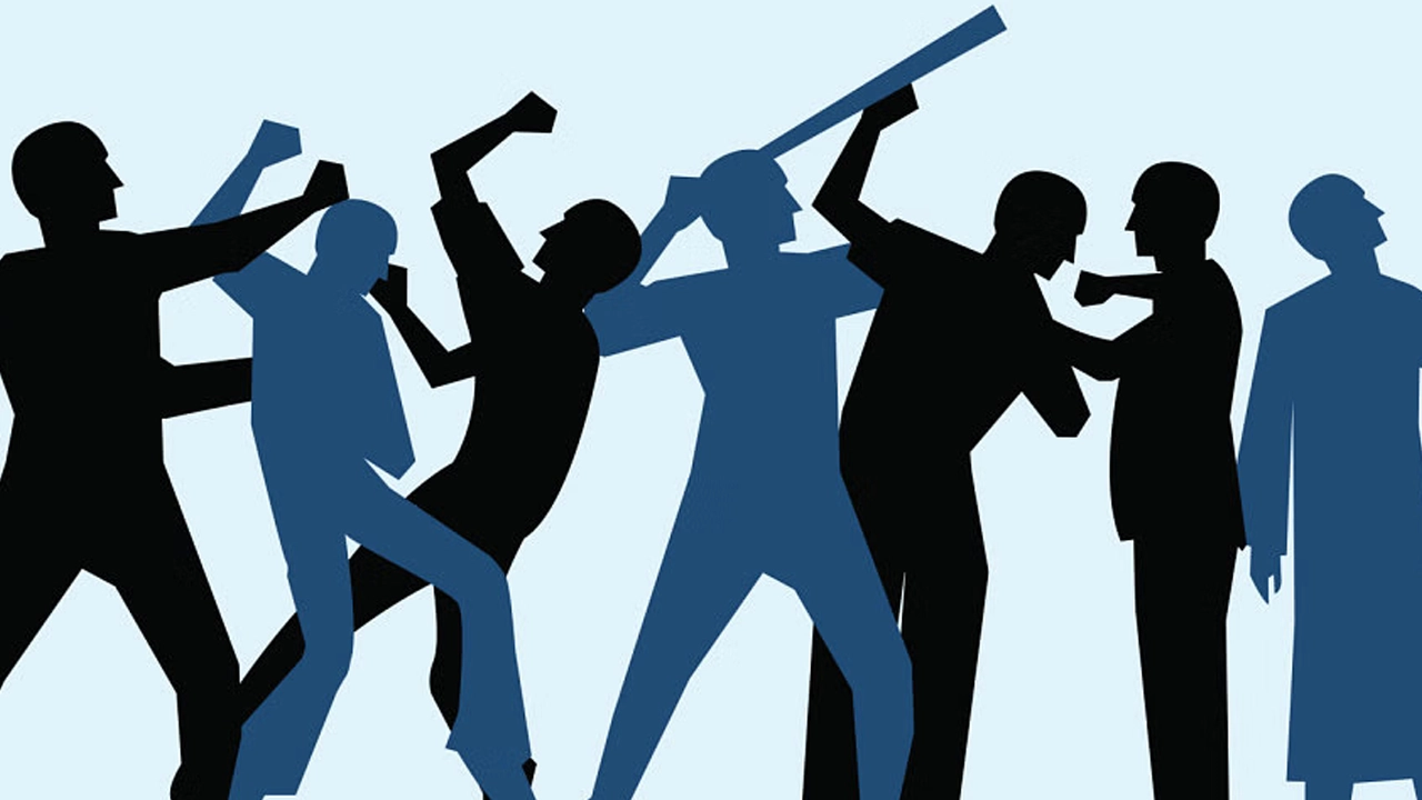 মাইকে ঘোষণা দিয়ে তিন গ্রামের সংঘর্ষ, আহত ১৫