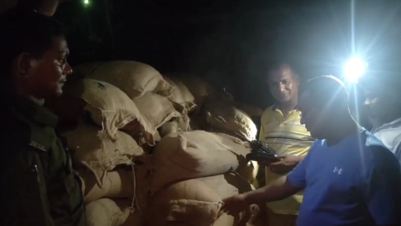 জিয়া মঞ্চের নেতার বাড়িতে মিলল ৬৫ বস্তা সরকারি চাল