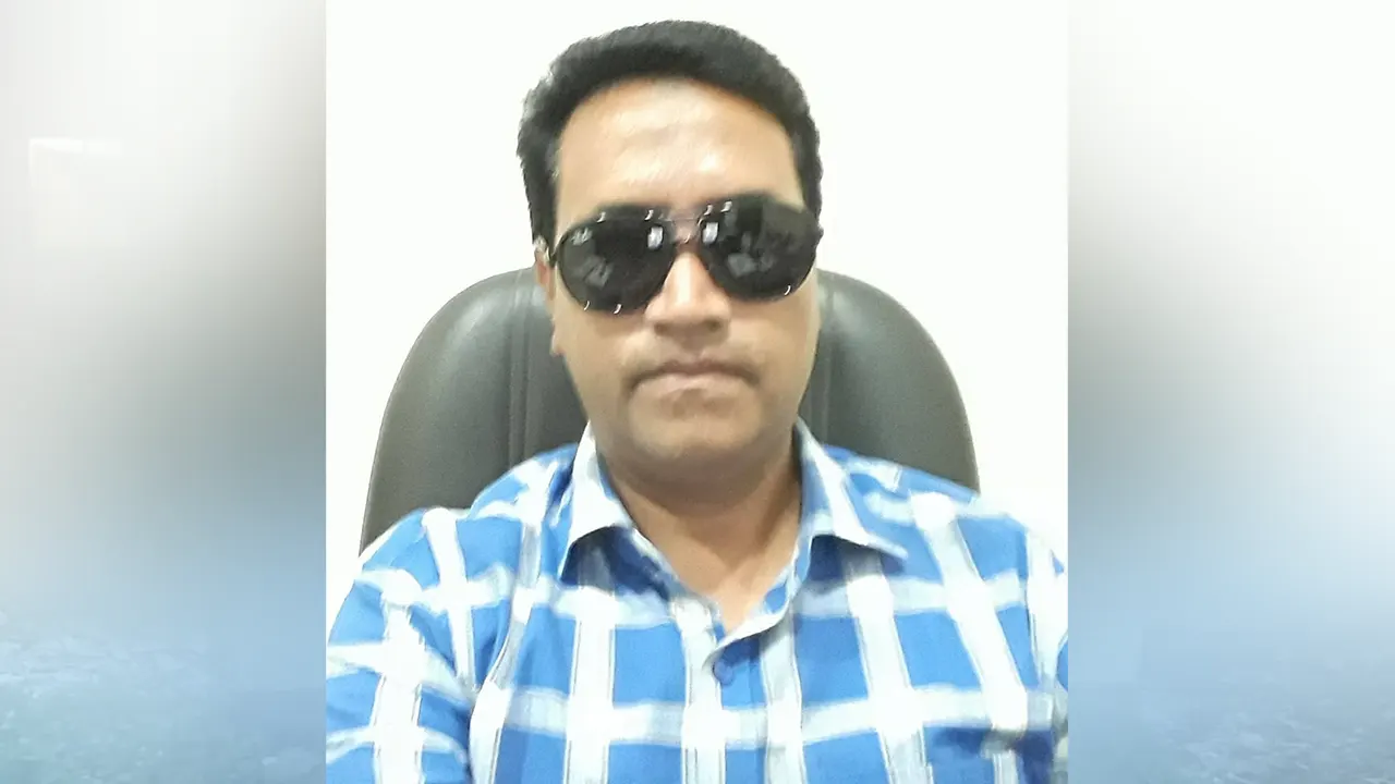 ফিরছিলেন হজ শেষে, বিমানবন্দরে আ.লীগ নেতা আটক