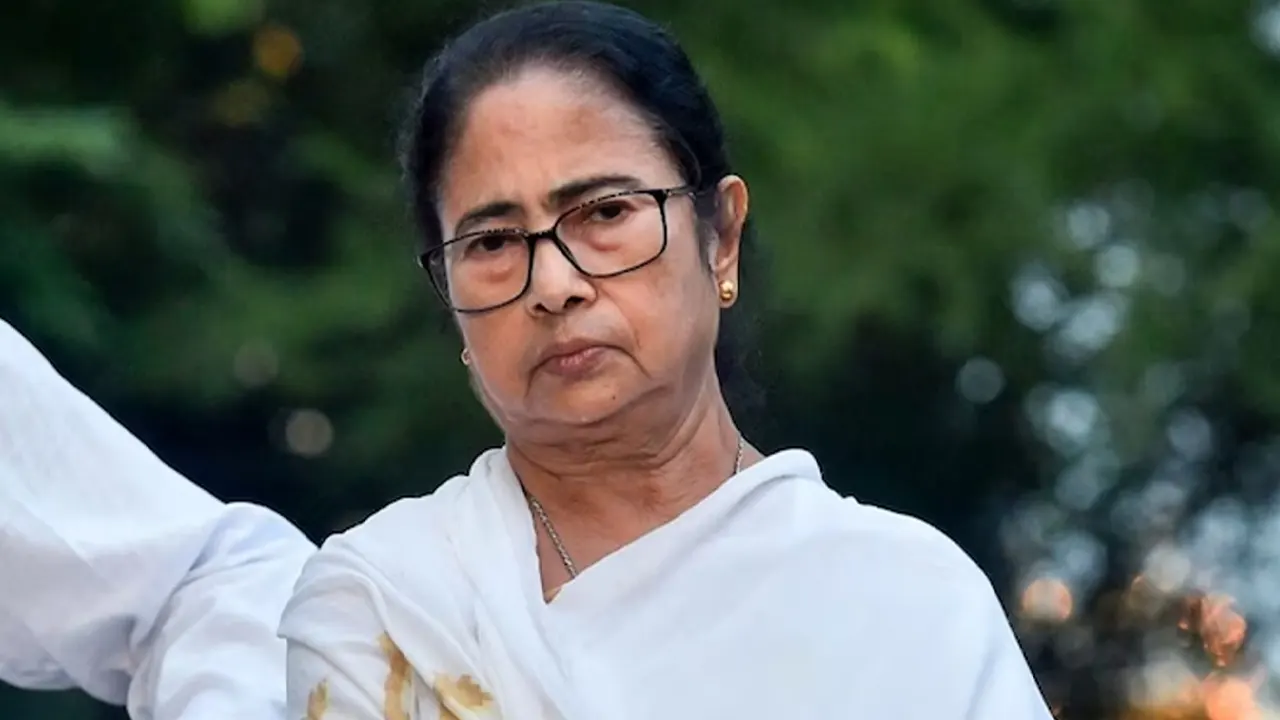 ভারতে আশ্রিত আওয়ামী লীগ নেতাদের নিয়ে বিস্ফোরক মন্তব্য মমতার