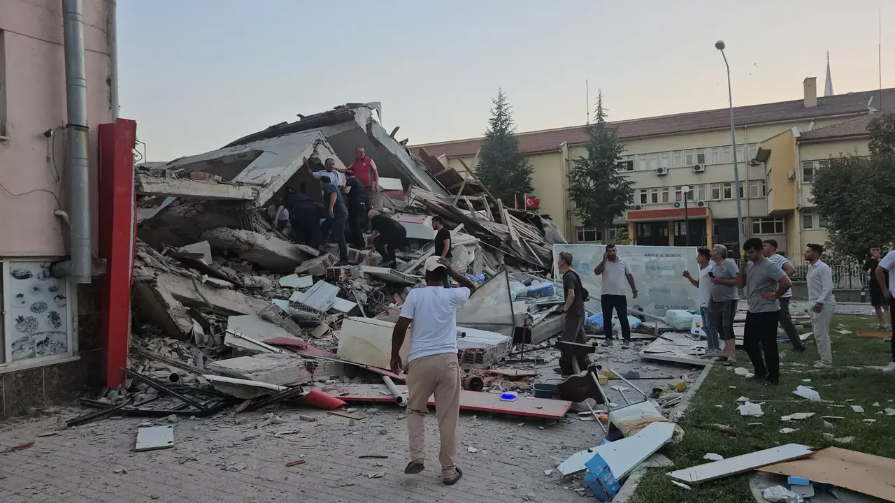 পশ্চিম তুরস্কে ৬.১ মাত্রার শক্তিশালী ভূমিকম্প