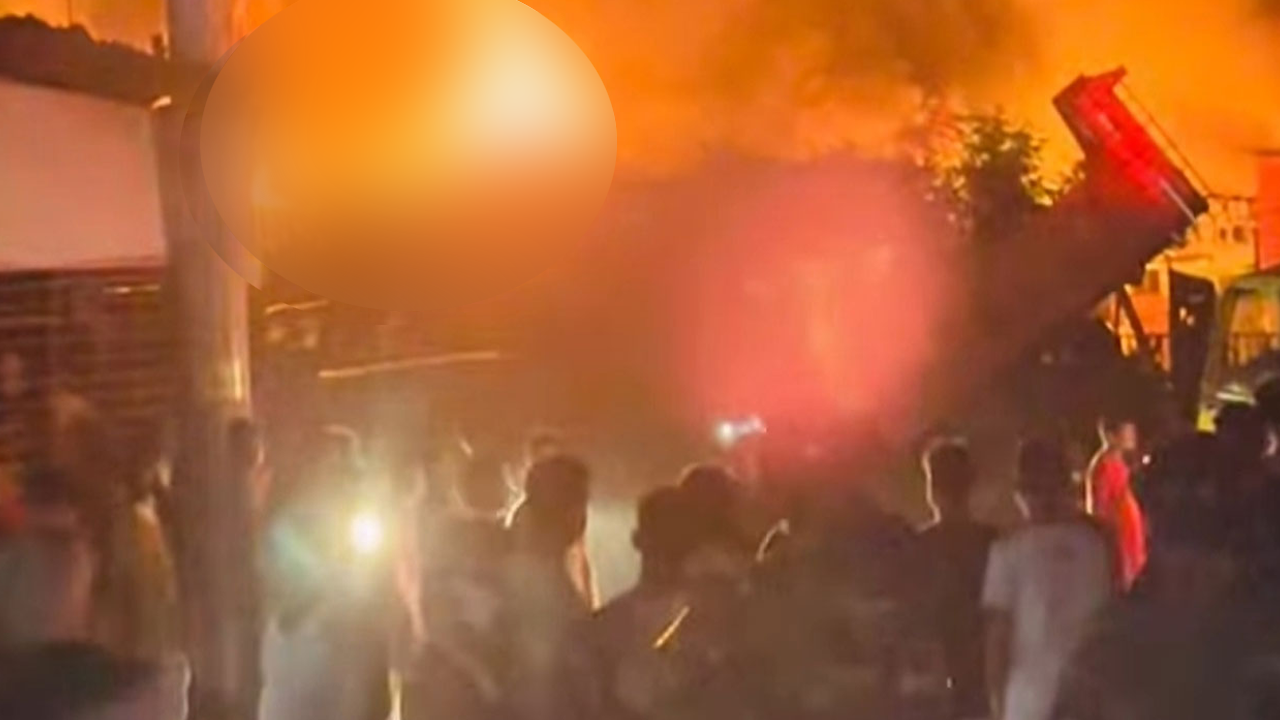 চট্টগ্রামে ঝুটের গুদামে ভয়াবহ আগুন