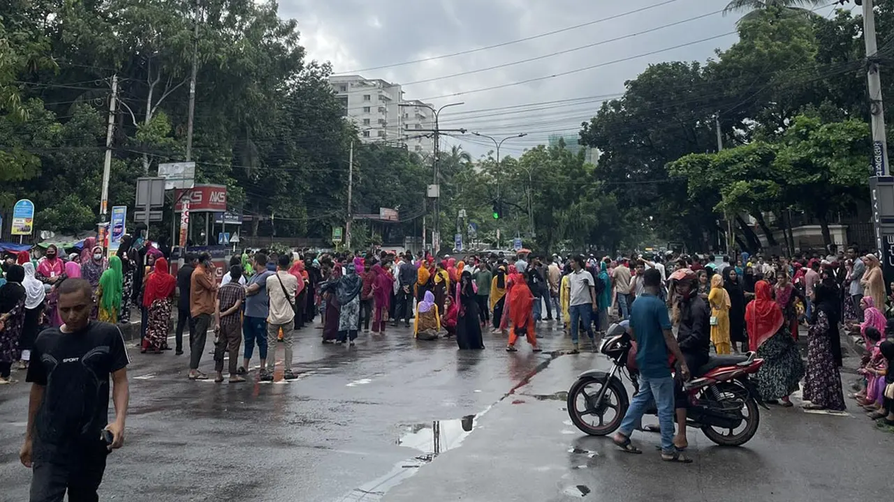 রাজধানীতে গার্মেন্টস শ্রমিকদের সড়ক অবরোধ , যান চলাচল বন্ধ