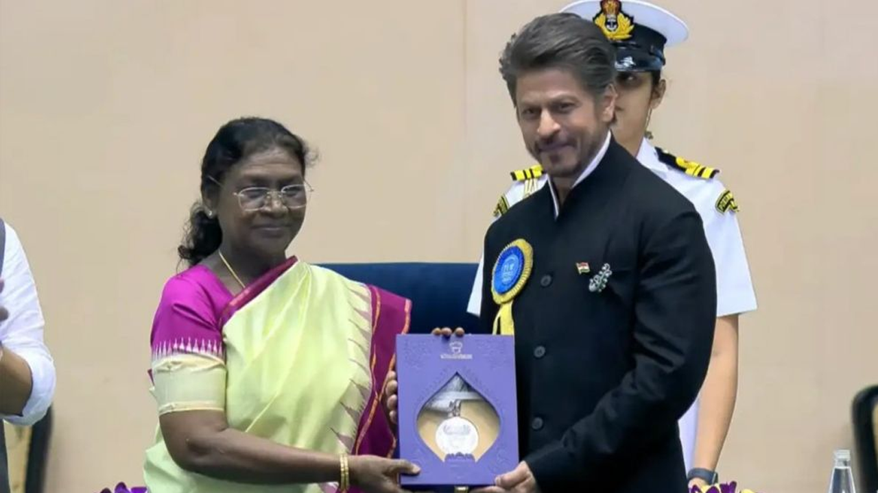 ৩৩ বছর পর প্রথম জাতীয় পুরস্কার পেলেন শাহরুখ খান