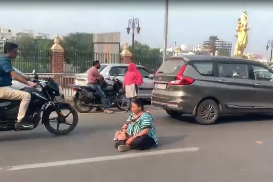 দুটি পানিপুরি কম দেওয়ায় নারীর সড়ক অবরোধ