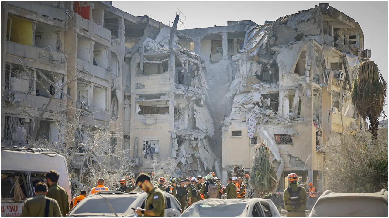 ইসরায়েলে আঘাত হানে অর্ধশত ইরানি ক্ষেপণাস্ত্র, সাইরেন বাজে ২০ হাজার বার