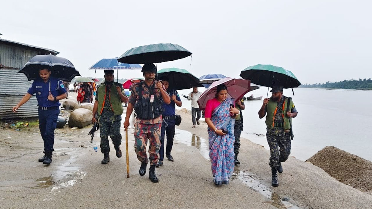 জাফলংয়ে অবৈধ পাথর-বালু উত্তোলনে অভিযান, ১০০ নৌকা ভাঙচুর