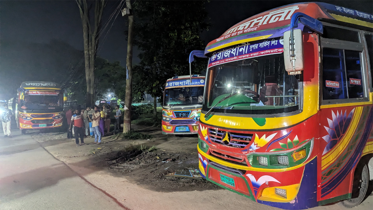 জাবি ছাত্রীকে চলন্ত বাস থেকে ধাক্কার অভিযোগ