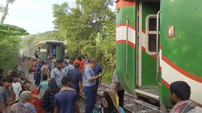 জয়পুরহাটে ট্রেন লাইনচ্যুত, ৫ ঘণ্টা পর চলাচল স্বাভাবিক