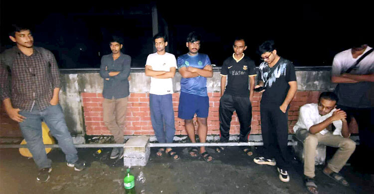 জাবিতে হলের ছাদে মাদক সেবন, ১৫ শিক্ষার্থীসহ ধরা ছাত্রদল নেতা