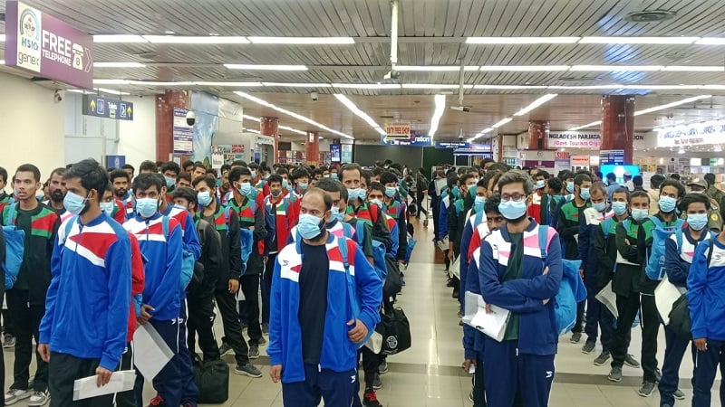 লিবিয়া থেকে দেশে ফিরলেন ১৭৬ বাংলাদেশি