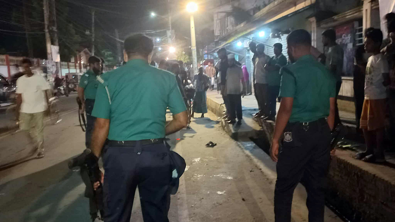 খুলনা রেজিস্ট্রি অফিসের সামনে যুবককে গুলি