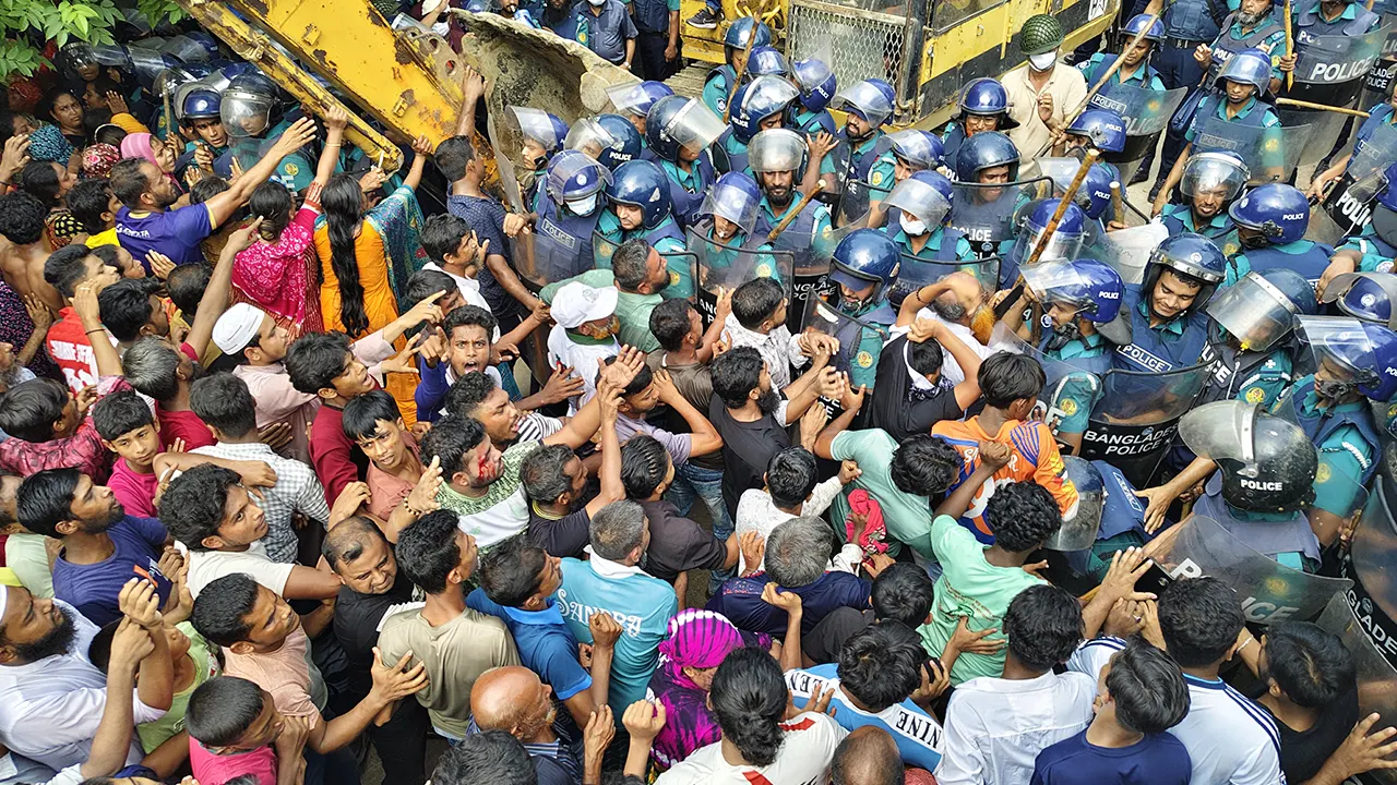 খুলনায় পুলিশের সঙ্গে স্থানীয়দের তুমুল সংঘর্ষ