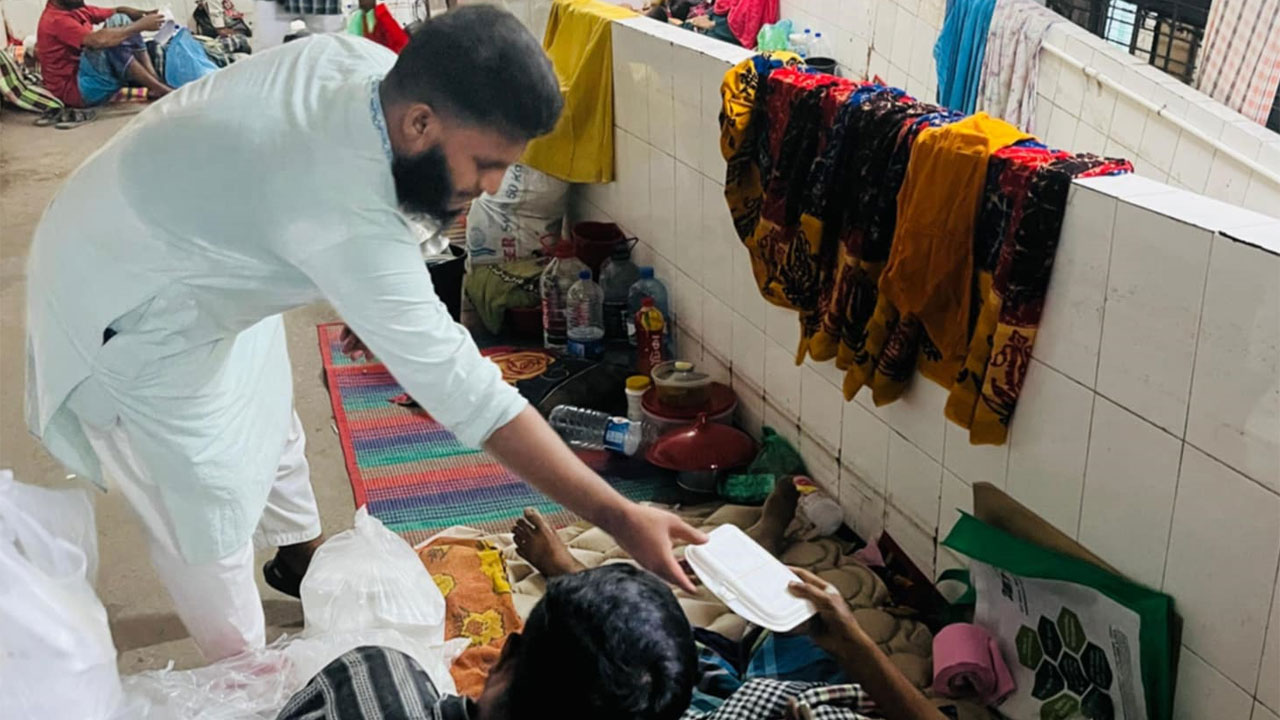 খালেদা জিয়ার জন্মদিনে ঢামেকে রোগীদের মধ্যে খাবার বিতরণ