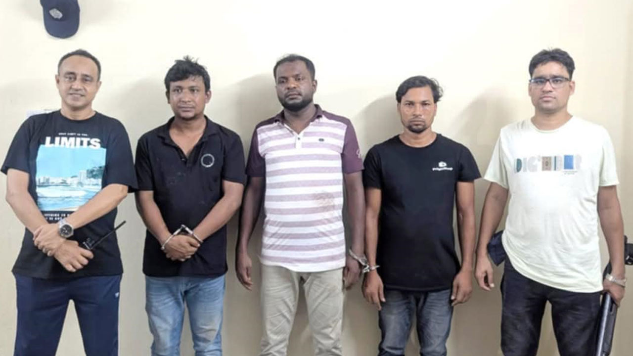 হাসপাতালে ঢুকে বৈষম্যবিরোধী আন্দোলনের সংগঠকসহ ১০ জনকে পিটুনি