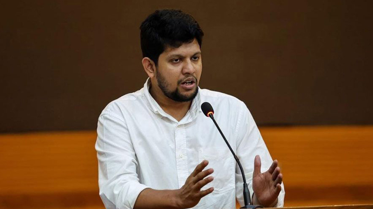 বড় শয়তান এখনও আমাদের কাঁধে শ্বাস ফেলছে: মাহফুজ আলম