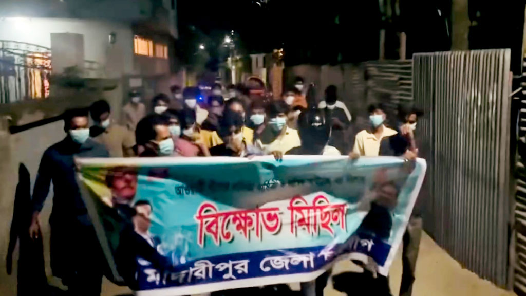 মাস্ক-হেলমেট পরে ছাত্রলীগের ঝটিকা মিছিল