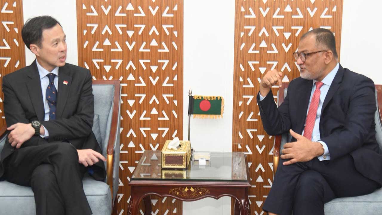 বাণিজ্য উপদেষ্টার সঙ্গে সিঙ্গাপুরের হাইকমিশনারের বৈঠক