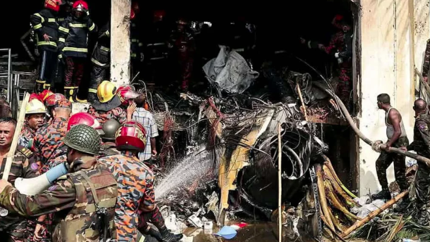 উত্তরায় বিমান দুর্ঘটনায় প্রাণহানি বেড়ে ৩৩, হাসপাতালে এখনও ৫০