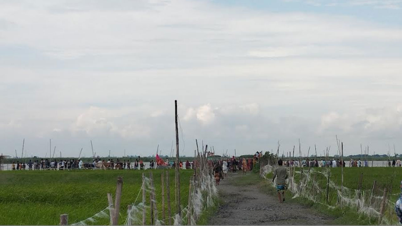 অবৈধ বালু উত্তোলনে গ্রামবাসীর ধাওয়া, ড্রেজারে আগুন