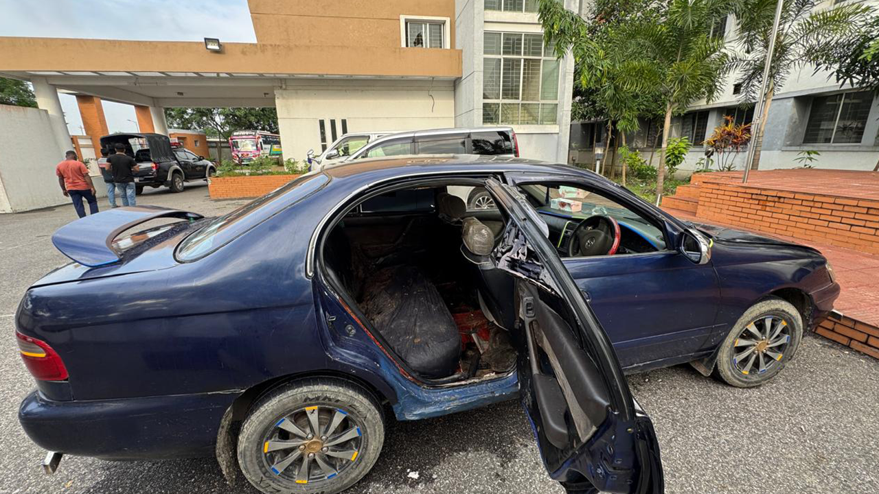 মুন্সীগঞ্জে প্রাইভেটকারে পালানোর সময় গরুসহ গাড়ি জব্দ