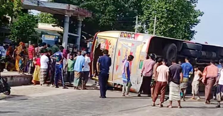 ময়মনসিংহে বাস উল্টে হেলপার নিহত, আহত ১৯